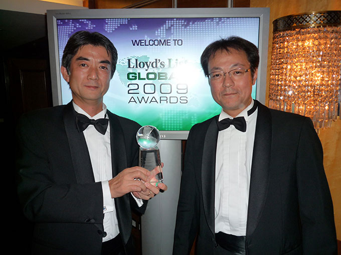 Daikin management receiving Lloyd's List Energy Award 2009